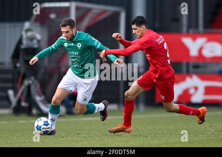 ALMERE, PAESI BASSI - 6 MARZO: Luigi Bruins di Excelsior e Oussama Bouyaghlafen di Almere City FC durante la partita olandese di Keukenkampioendivisie betwe Foto Stock