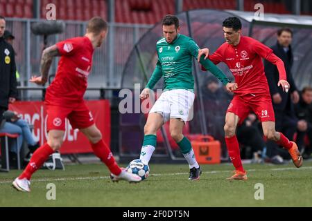 ALMERE, PAESI BASSI - 6 MARZO: Luigi Bruins di Excelsior e Oussama Bouyaghlafen di Almere City FC durante la partita olandese di Keukenkampioendivisie betwe Foto Stock