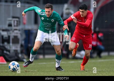 ALMERE, PAESI BASSI - 6 MARZO: Luigi Bruins di Excelsior e Oussama Bouyaghlafen di Almere City FC durante la partita olandese di Keukenkampioendivisie betwe Foto Stock