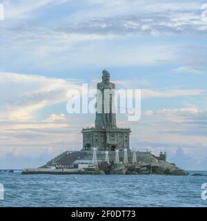 La statua di thiruvalluvar nell'oceano con le onde dentro Il primo piano a Kanya kumari in Tamil Nadu India ON 23 novembre 2009 Foto Stock