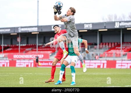 ALMERE, PAESI BASSI - 6 MARZO: Oussama Bouyaghlafen di Almere City FC e portiere Alessandro Damen di Excelsior durante l'olandese Keukenkampioendivi Foto Stock