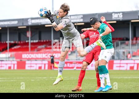 ALMERE, PAESI BASSI - 6 MARZO: Oussama Bouyaghlafen di Almere City FC e portiere Alessandro Damen di Excelsior durante l'olandese Keukenkampioendivi Foto Stock