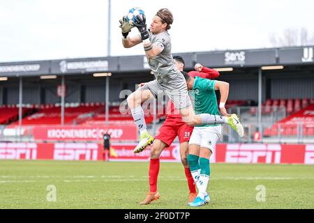 ALMERE, PAESI BASSI - 6 MARZO: Oussama Bouyaghlafen di Almere City FC e portiere Alessandro Damen di Excelsior durante l'olandese Keukenkampioendivi Foto Stock