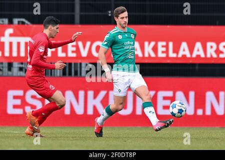 ALMERE, PAESI BASSI - 6 MARZO: Oussama Bouyaghlafen di Almere City FC e Herve Matthys di Excelsior durante la partita olandese Keukenkampioendivisie betw Foto Stock