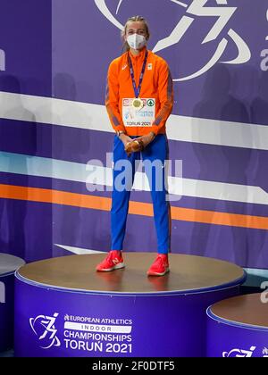 TORUN, POLONIA - 6 MARZO: Femke Bol dei Paesi Bassi durante la cerimonia di vittoria durante i Campionati europei di atletica Indoor 2021 match betwee Foto Stock