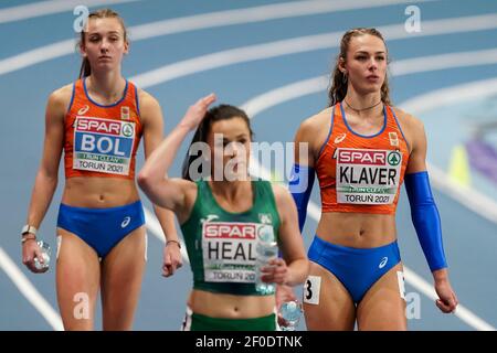 TORUN, POLONIA - 6 MARZO: Femke Bol dei Paesi Bassi e Lieke Klaver dei Paesi Bassi in gara nella finale di 400m delle donne durante l'europeo Athle Foto Stock