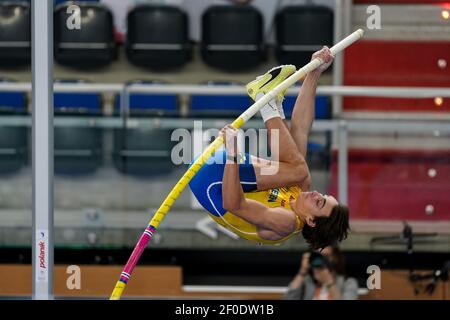 TORUN, POLONIA - 6 MARZO: Armand Duplantis di Svezia in gara nella Mens Pole Vault durante la scommessa di match 2021 European Athletics Indoor Championships Foto Stock