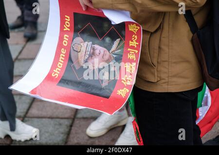 Taipei, Taiwan. 07 marzo 2021. Un manifestante che ha presentato un ritratto di min Aung Hlaing durante una manifestazione presso l'Istituto americano di Taiwan (AIT) per esercitare pressioni sugli Stati Uniti per ulteriori sanzioni contro il regime militare in Myanmar. Il consigliere di Stato militare detenuto da Myanmar Aung San Suu Kyi il 01 febbraio, 2021 e ha dichiarato uno stato di emergenza mentre coglie il potere nel paese per un anno dopo aver perso le elezioni contro la Lega nazionale per la democrazia (NLD). Credit: SOPA Images Limited/Alamy Live News Foto Stock