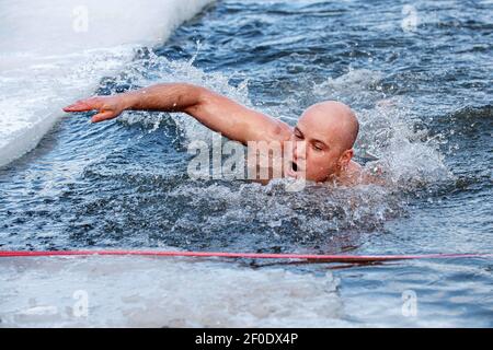 Vilnius, Lituania. 6 marzo 2021. Un nuotatore partecipa a una gara invernale sul Lago Verde a Vilnius, Lituania, il 6 marzo 2021. Sabato si è tenuta qui una gara di nuoto invernale di 25 metri. Credit: Alfredas Pliadis/Xinhua/Alamy Live News Foto Stock