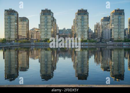 Nuovi edifici residenziali sul fiume Smolenka, Vasilievskiy isola, San Pietroburgo, Russia, riflessa in acqua Foto Stock