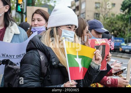 Taipei, Taiwan. 07 marzo 2021. Un manifestante che ha detenuto la bandiera di Myanmarís durante una manifestazione presso l'Istituto americano di Taiwan (AIT) per esercitare pressioni sugli Stati Uniti per ulteriori sanzioni contro il regime militare in Myanmar. Il consigliere di Stato militare di Myanmar, detenuto il 01 febbraio da Aung San Suu Kyi, 2021 e ha dichiarato uno stato di emergenza mentre coglie il potere nel paese per un anno dopo aver perso le elezioni contro la Lega nazionale per la democrazia (NLD). Credit: SOPA Images Limited/Alamy Live News Foto Stock