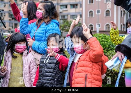 Taipei, Taiwan. 07 marzo 2021. I bambini che fanno il saluto a tre dita durante una manifestazione all'American Institute di Taiwan (AIT) per esercitare pressioni sugli Stati Uniti per ulteriori sanzioni contro il regime militare in Myanmar. Il consigliere di Stato militare detenuto da Myanmar Aung San Suu Kyi il 01 febbraio, 2021 e ha dichiarato uno stato di emergenza mentre coglie il potere nel paese per un anno dopo aver perso le elezioni contro la Lega nazionale per la democrazia (NLD). Credit: SOPA Images Limited/Alamy Live News Foto Stock