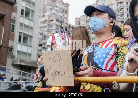 Taipei, Taiwan. 07 marzo 2021. Un manifestante con un cartello che dice:†aiutare il Myanmar, durante una manifestazione presso l'Istituto americano di Taiwan (AIT) a esercitare pressioni sugli Stati Uniti per ulteriori sanzioni contro il regime militare del Myanmar. Il consigliere di Stato militare detenuto dal Myanmar Aung San Suu Kyi il 01 febbraio, 2021 e ha dichiarato uno stato di emergenza mentre coglie il potere nel paese per un anno dopo aver perso le elezioni contro la Lega nazionale per la democrazia (NLD). Credit: SOPA Images Limited/Alamy Live News Foto Stock