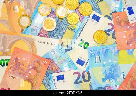 Banconote e monete in euro di diverso valore. Denaro misto in valuta euro per sfondo e struttura. Austria primo piano vista dall'alto 1. Foto Stock