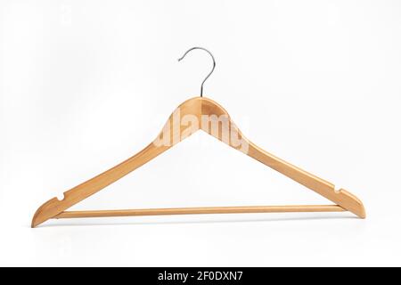 Un cappotto di legno e appendiabiti per pantaloni. Foto Stock