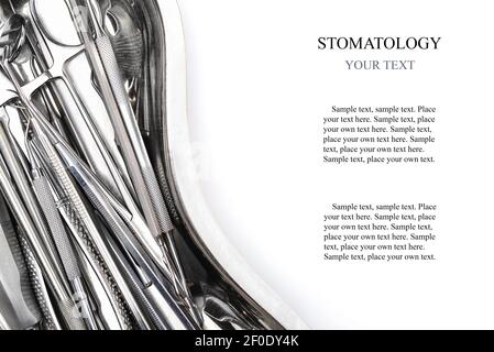 Attrezzature dentistiche in cuvetta in acciaio inox: Specchi dentali, esploratori, kornzange, forcipe. Utensili dentali in vassoio su sfondo bianco, con spazio per la copia Foto Stock