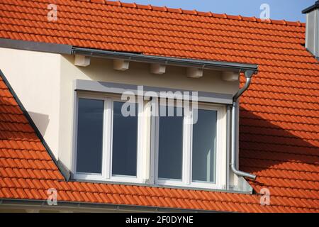 Grande dormitorio su un tetto di tegole di recente Foto Stock