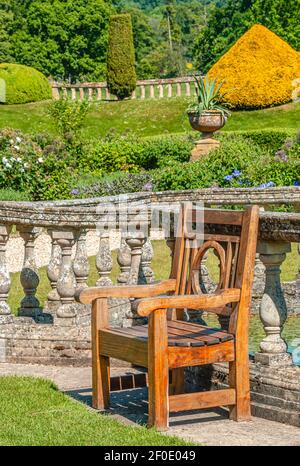 Grande sedia da giardino antica a Sudeley Castle, Winchcombe, Gloucestershire, Inghilterra Foto Stock