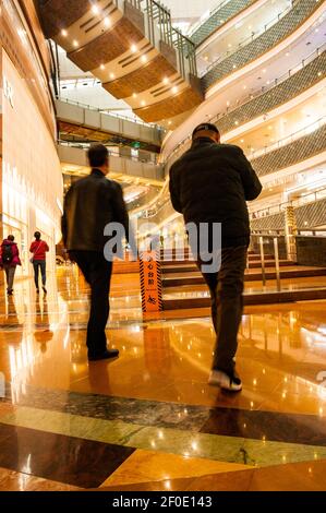 Il Super Brand Mall a Shanghai Lujiazui, distretto di Pudong, Cina. Foto Stock