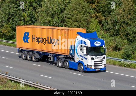 Trasporti marittimi blu bianco camion di consegna del trasporto, camion, veicoli pesanti, trasporto, camion, Cargo cargo, veicolo Scania R 480, HGV per l'industria europea dei trasporti commerciali, M6 a Manchester, Regno Unito Foto Stock