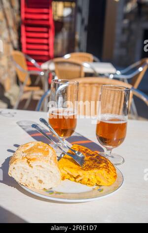 Omelette spagnola e due bicchieri di birra in terrazza. Spagna. Foto Stock