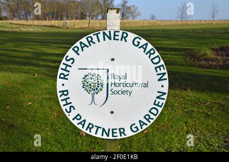 Royal Horticultural Society Partner segno giardino con sfondo erba, giorno di sole con cielo blu. Kellie Castle, Fife, Scozia, Regno Unito. Foto Stock