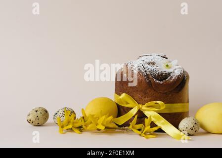 Torte pasquali (torta di Pasqua ortodossa), uova e rami di forsizia. La scena della vacanza di Pasqua. Composizione festiva sul tavolo Foto Stock