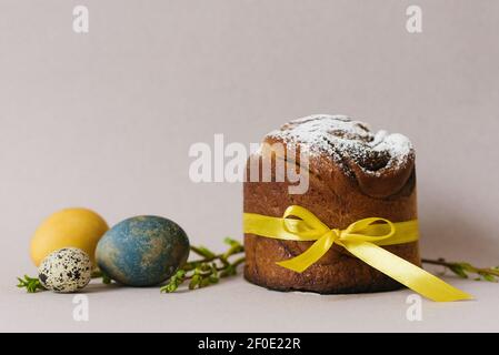 Torte pasquali (torta di Pasqua ortodossa), uova e rami di forsizia. La scena della vacanza di Pasqua. Composizione festiva sul tavolo Foto Stock