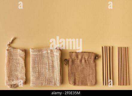 Sacchetti di rete, un sacco di lino, bambù e cannucce di carta - concetto ecologico zero rifiuti con spazio di copia Foto Stock