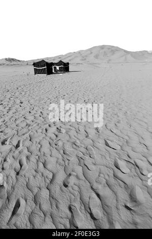 In oman il vecchio quartiere vuoto deserto e tenda nomade di berbero Foto Stock