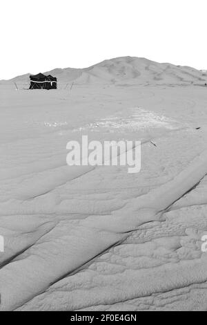 In oman il vecchio quartiere vuoto deserto e tenda nomade di berbero Foto Stock