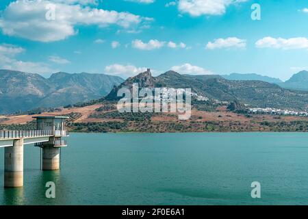 Fotografia presa dalla strada che circonda il serbatoio di Zahara-El Gastor e che conduce alla bella città bianca di Zahara de la Sierra, individuare Foto Stock