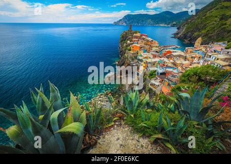 Ammirevole vista sul villaggio di Vernazza con case colorate dal sentiero escursionistico, cinque Terre, Liguria, Italia, Europa Foto Stock