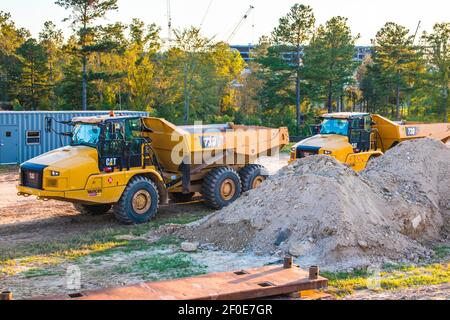 Augusta, GA / USA - 10 14 20: Veicoli industriali pesanti in cantiere Foto Stock