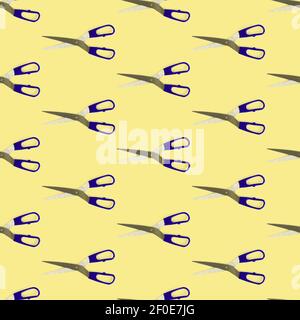 Modello senza cuciture di forbici separate dallo strato piatto giallo. Forbici con manico blu Foto Stock