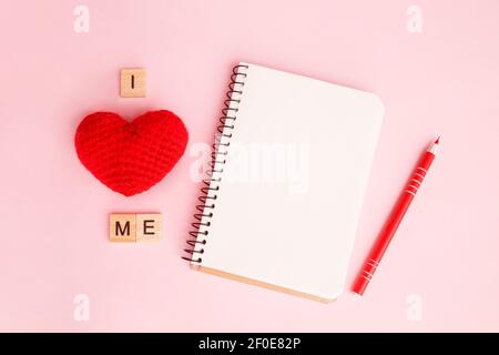 Un notebook con una frase scritta mi piace su sfondo rosa. Concetto di salute mentale journaling, mentalità sana, accettandomi Foto Stock