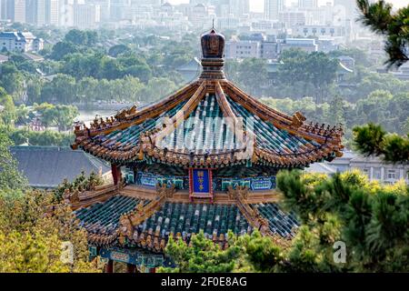 Pechino, Cina. 2 Giugno 2017. Vista panoramica dal Parco Jingshan sul Padiglione Guanmiao e la moderna Pechino in Cina. Foto Stock