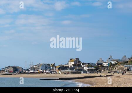 Lyme Regis, Dorset, Regno Unito. 7 Mar 2021. Regno Unito Meteo: Glorioso sole di primavera presso la stazione balneare di Lyme Regis. La gente fa il meglio del sole bello nonostante le temperature più fredde. Credit: Celia McMahon/Alamy Live News Foto Stock