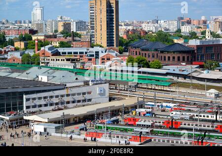 Mosca, Russia - 8 giugno 2016. Vista dall'alto della stazione ferroviaria di Kiev Foto Stock