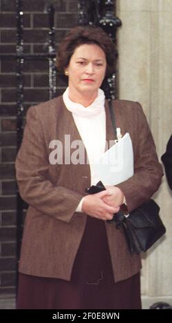 File foto datata 28/02/96 dell'allora ministro della Giustizia Nora Owen fuori dal 10 Downing Street London, dopo aver partecipato al vertice del processo di pace in Irlanda del Nord con l'allora primo ministro John Major. Data di emissione: Domenica 7 marzo 2021. Foto Stock