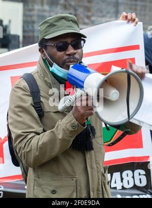 Sostenitore di BLM con il megafono, alla manifestazione Black Lives Matter, Parliament Square, Londra, in protesta della recente brutalità della polizia negli Stati Uniti. Foto Stock