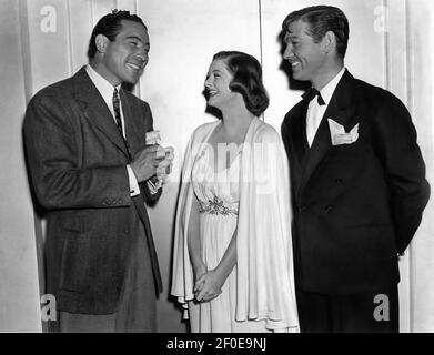 Heavyweight Boxer MAX BAER in visita A MYRNA LOY e CLARK GABLE Sul set candid durante la ripresa di TROPPO CALDO PER GESTIRE 1938 regista JACK CONWAY basato su una storia di Len La sceneggiatura di Hammond Laurence Stallings e John Lee Mahin wardrobe Dolly Musica degli alberi Franz Waxman produttore Lawrence Weingarten Metro Goldwyn Mayer Foto Stock