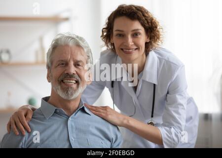 Ritratto di sorridente uomo maturo con infermiera femminile Foto Stock