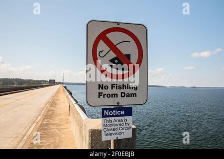 Augusta, GA / USA - 10 13 20: Nessuna pesca dal segno della diga Foto Stock