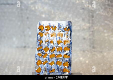VV, Ucraina - 2.09.2020: Defocus pila di Blister vuoto pill Pack su White bubble bag sfondo. Medicina e concetto di risparmio di denaro. Blu e arancione. Foto Stock