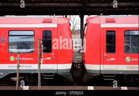 Amburgo, Germania. 04 marzo 2021. Un treno suburbano è parcheggiato in una stazione. Credit: Daniel Bockwoldt/dpa/Alamy Live News Foto Stock