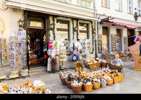 Negozio di souvenir di strada Nikolaiviertel Berlino turismo Germania Foto Stock