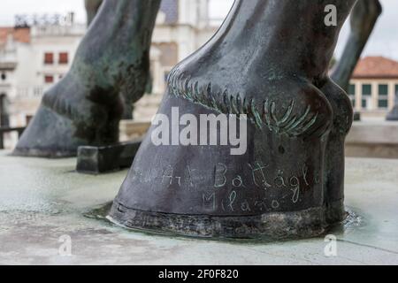 Venezia, Italia. Particolare dei piedi dei cavalli sulla terrazza della chiesa di San Marco messa in opera dalla fonderia Battaglia di Milano Foto Stock