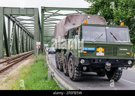 mauthausen, austria, 01 set 2017, camion dell'esercito d'epoca di tatra che attraversa il ponte del danubio a mauthausen durante la riunione del camion di oldtimer, riunione per l'annata Foto Stock