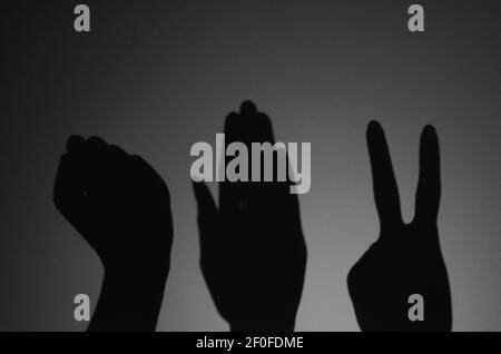 Ankara, Turchia - 2018: L'apicoltore lavora con api e alveari sull'alveare. Preparandosi ad aprire l'alveare. Foto Stock